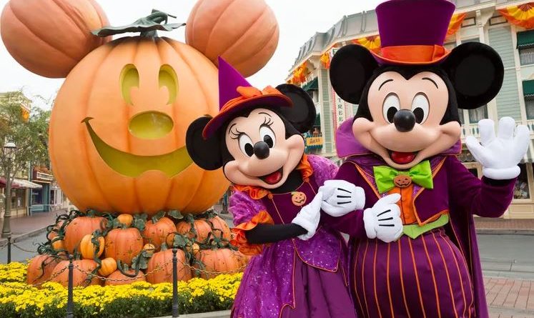 https://touringplans.com/blog/wp-content/uploads/2021/07/Mickey-and-Minnie-Halloween-Disneyland-747x445.jpg