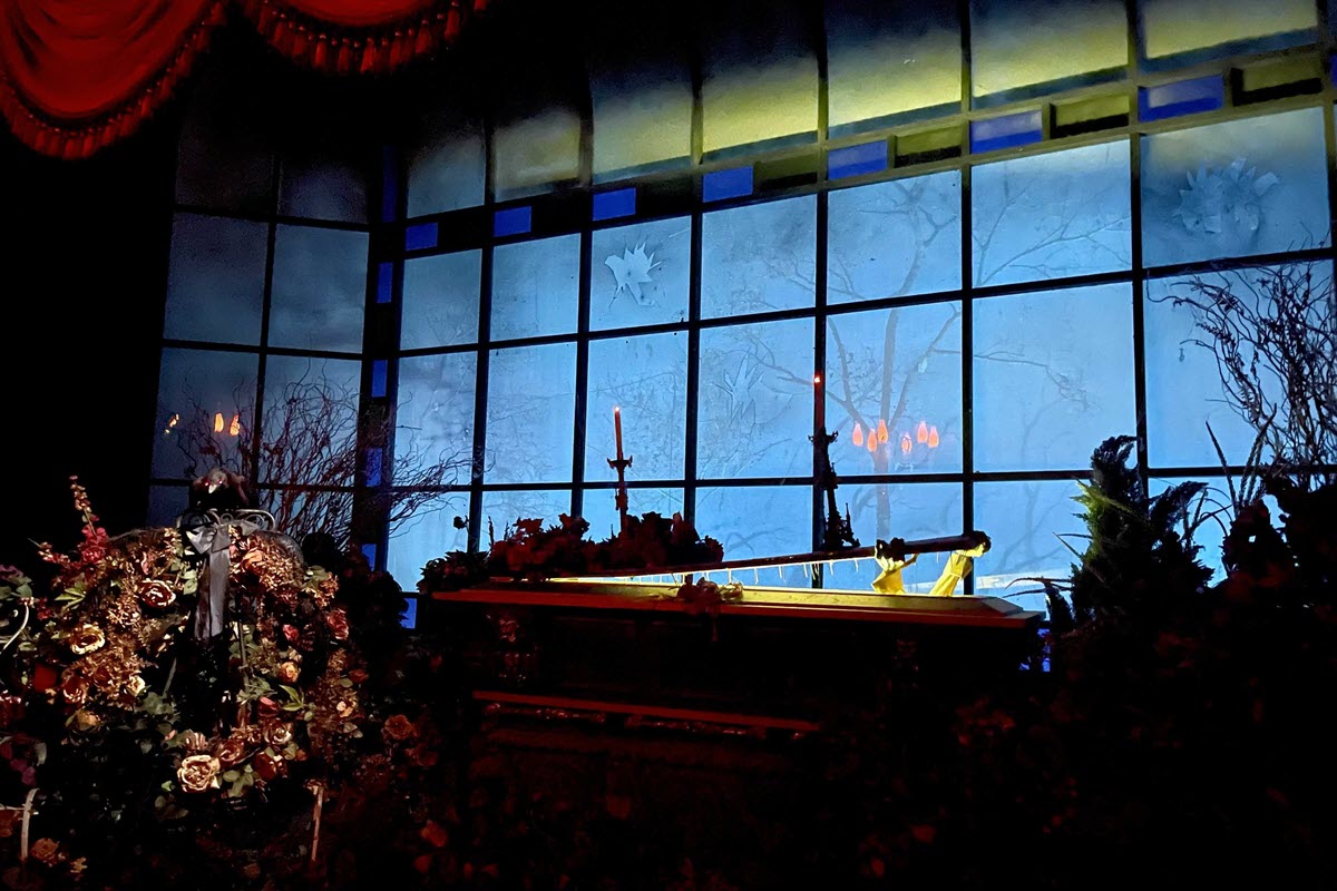 You Can Actually SEE the Ghost Host While Riding Haunted Mansion